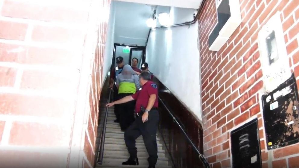 El momento en que se llevan detenido al supuesto homicida de Florencia Ovejero (Captura video).
