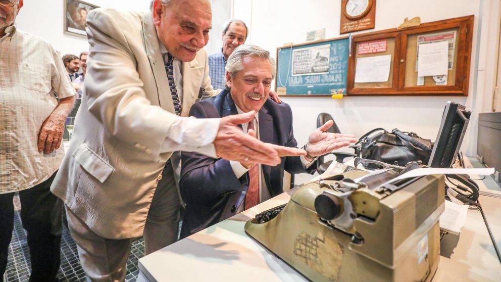 Roberto Di Sandro mostrandole a Alberto Fernández la máquina de escribir que usa desde hace 70 años en la Casa Rosada. (Prensa Presidencia)