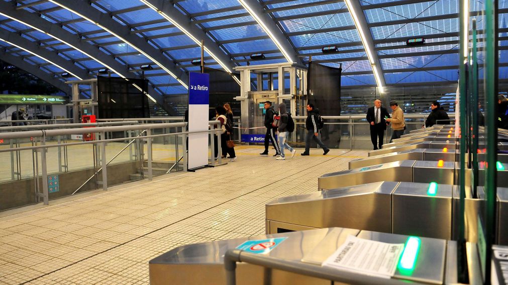 Los trenes bajo tierra circularán con cronograma de un día domingo.