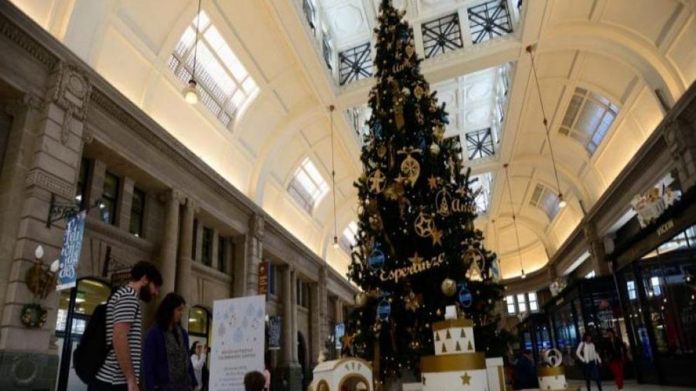 Uno de los árboles de navidad colocados en las estaciones de trenes.