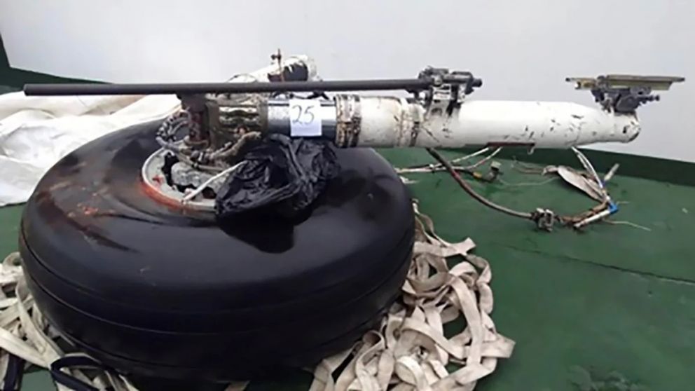 Partes del tren de aterrizaje del avión militar encontradas en el mar.
