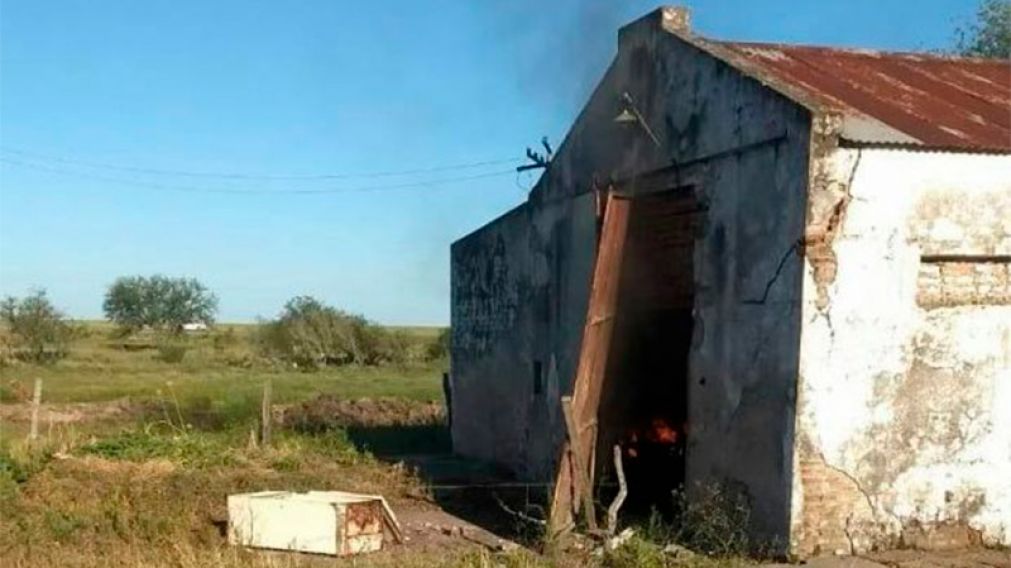 La vivienda del acusado sufrió la ira de los vecinos.