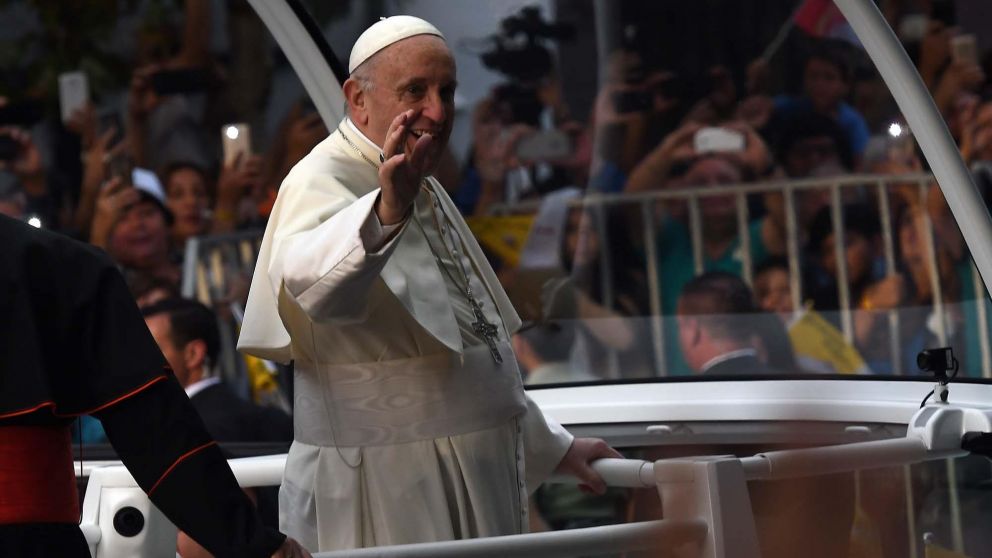 El Papa Francisco durante un recorrido en el "Papamóvil".