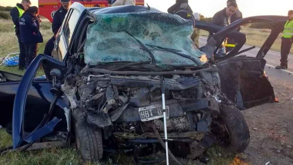 Así quedó uno de los autos involucrados. (Gentileza La Brújula 24)