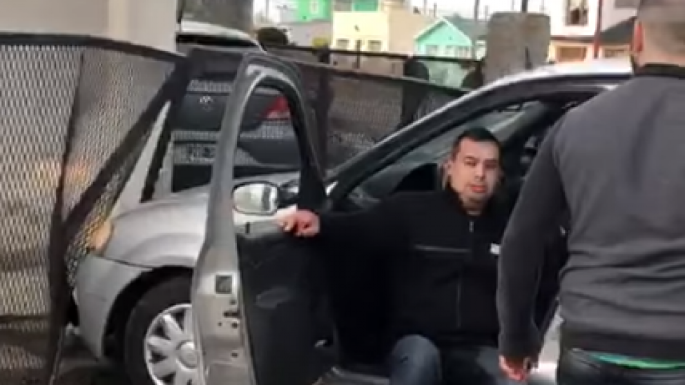 Se fueron a "las manos" tras un fuerte choque en Río Gallegos (Captura de video)