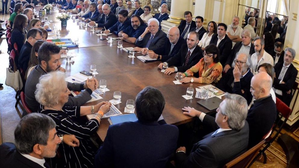 Fernández encabezó la primera reunión del Consejo Federal Argentina contra el Hambre.