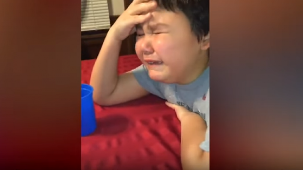 Las lágrimas de felicidad fueron capturadas por su madre que registró el momento en un video.
