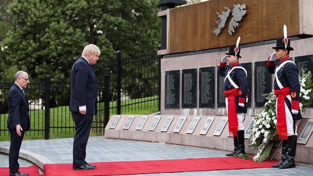 Johnson homenajeó a los caídos cuando estuvo en nuestro país.