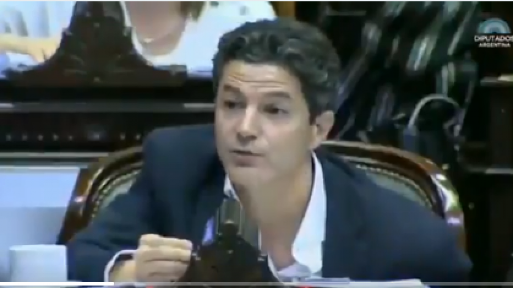 El diputado nacional del Pro, Luciano Laspina, mientras ejecutaba su propuesta. .