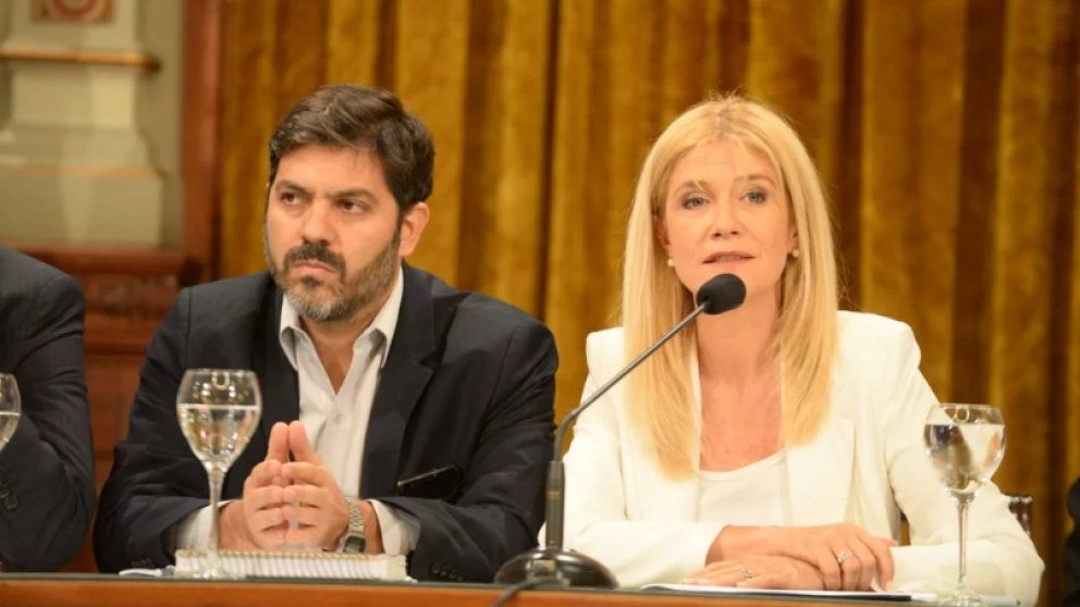 Verónica Magario hablando en la legislatura bonaerense.