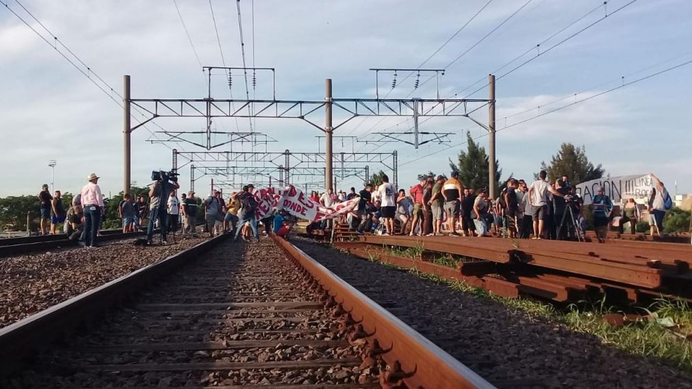 Así los manifestantes cortaban las vías del tren Roca a la altura de Avellaneda. (Nahuel Ventura-Diario Crónica)