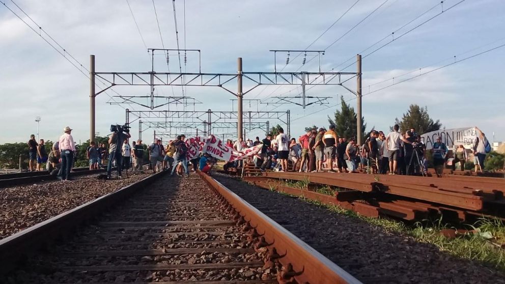 Así los manifestantes cortaban las vías del tren Roca a la altura de Avellaneda. (Nahuel Ventura-Diario Crónica)