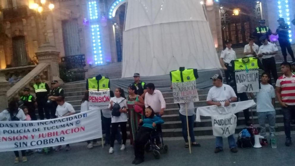 Personas reclaman que no cobran sueldos ni licencias hace más de 11 meses.