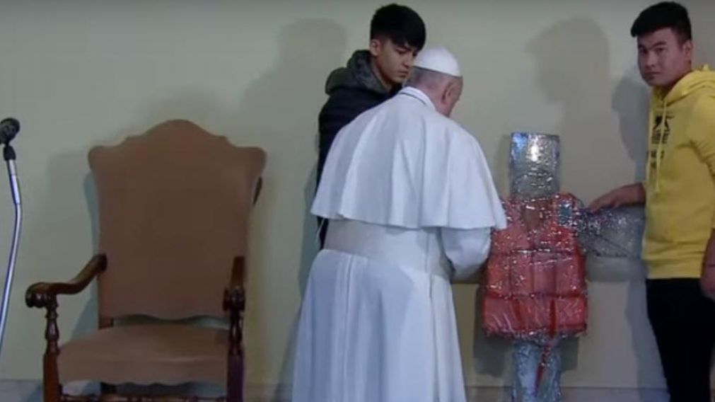 Francisco inauguró el memorial con dos refugiados. (Captura de TV).