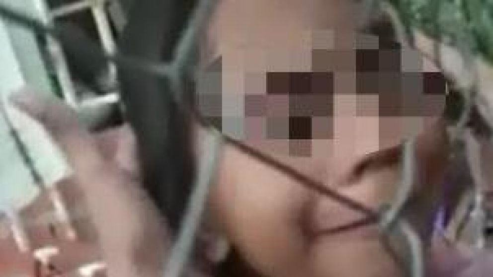La menor, entre sollozos, les pedía ayuda a sus vecinos para que la sacaran (captura video).