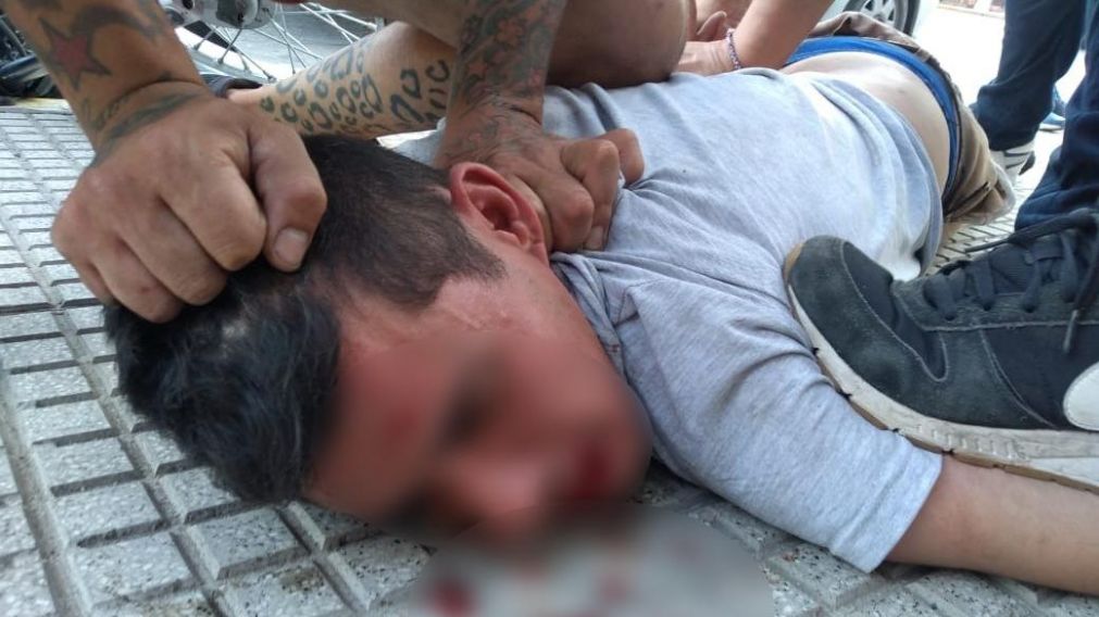 Uno fue detenido mientras que su compañero se dio a la fuga.
