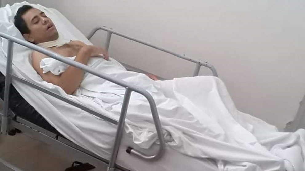 El joven permanece internado en un hospital.