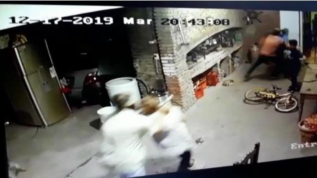 Ingresaron y los amenazaron con armas de fuego. (Captura de video)