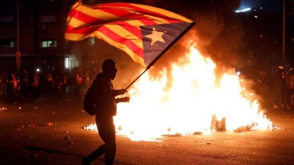 Manifestantes independentistas see enfrentaron con los Mossos d'Escuadra.