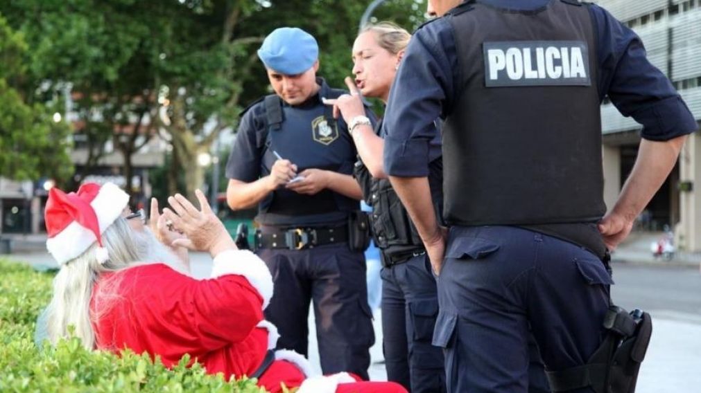 Bronca por Papá Noel que maltrata pibes y cobra una fortuna por fotos.
