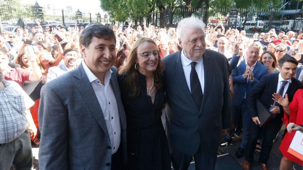Alicia Kirchner junto a los ministros Daniel Arroyo y Gin�s Gonz�lez Garc�a en el emblem�tico edificio de Desarrollo Social.