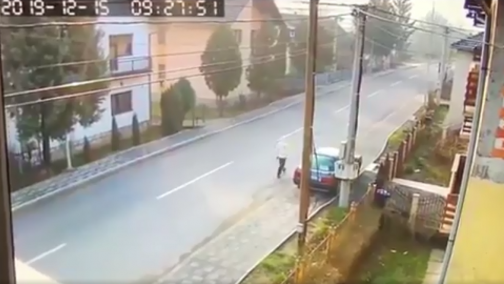 Se salvó de milagro de ser atropellado (Captura de video)