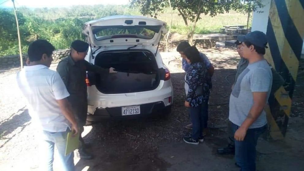 La droga estaba escondida en el baúl del auto.