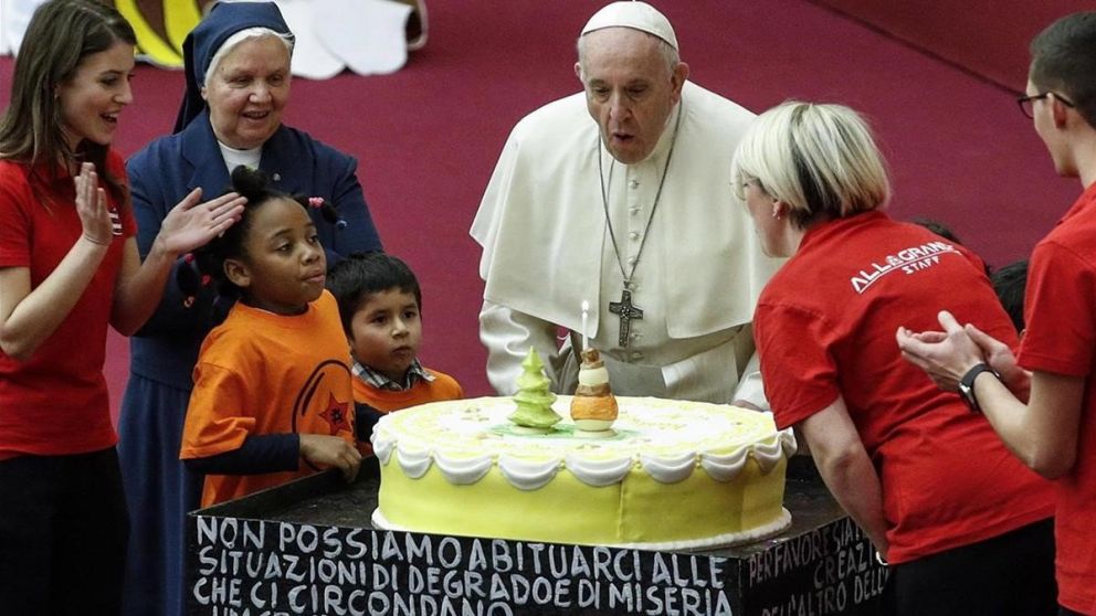 Francisco frente a una torta, en su anterior cumpleaños.