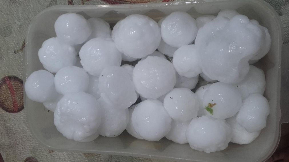 Fuertes tormentas dejaron pelotas "gigantes" de granizo.