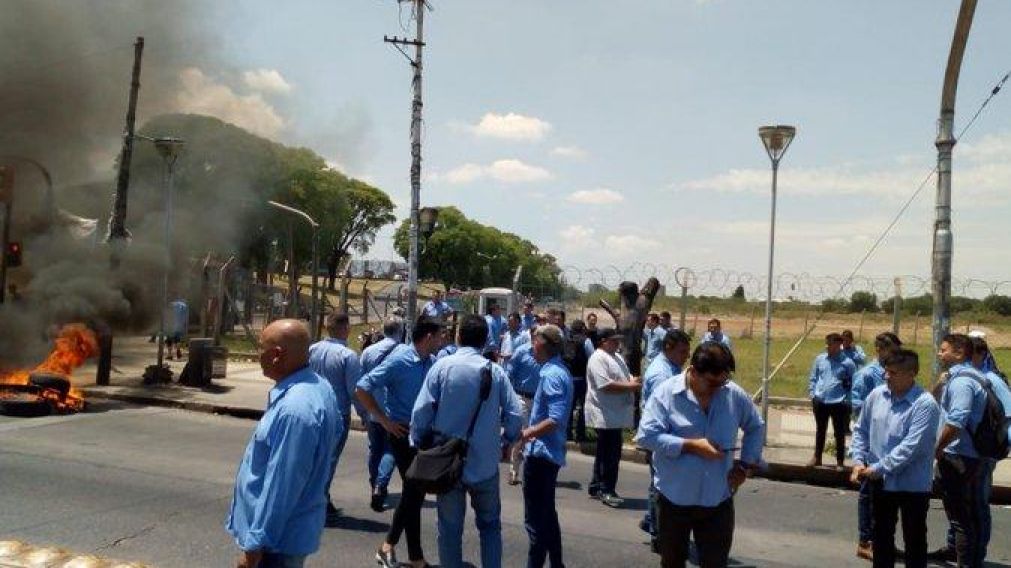 Choferes de al menos 20 líneas de colectivos piden mejoras salariales y gremiales. (@CANAL4EZEIZABUE)