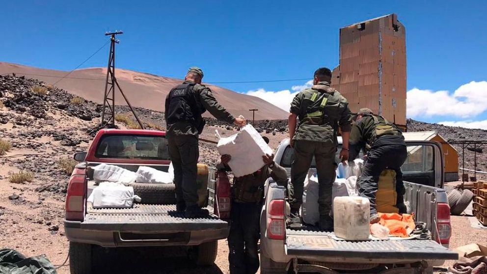 El hombre arrestado llevaba más de 420 kilos de cocaína en su camioneta. (Prensa Gendarmería)