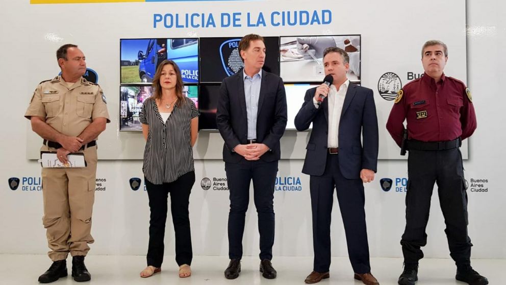 En una conferencia de prensa, funcionarios brindaron detalles del modus operandi de la banda criminal.