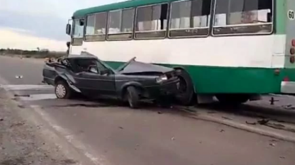 El conductor de la camioneta murió en el acto tras chocar con el colectivo.