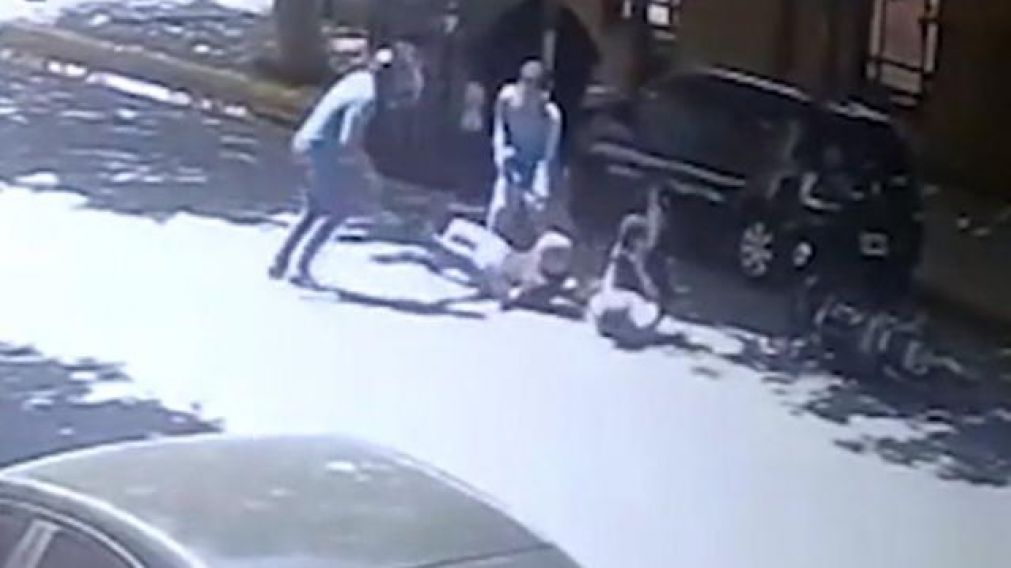 El brutal asalto en la puerta del hotel Faena quedó filmado en las cámaras de seguridad (Captura).