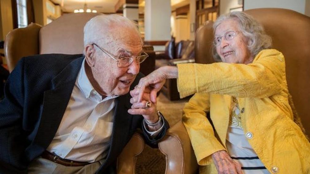 Charlotte y John, más que felices.