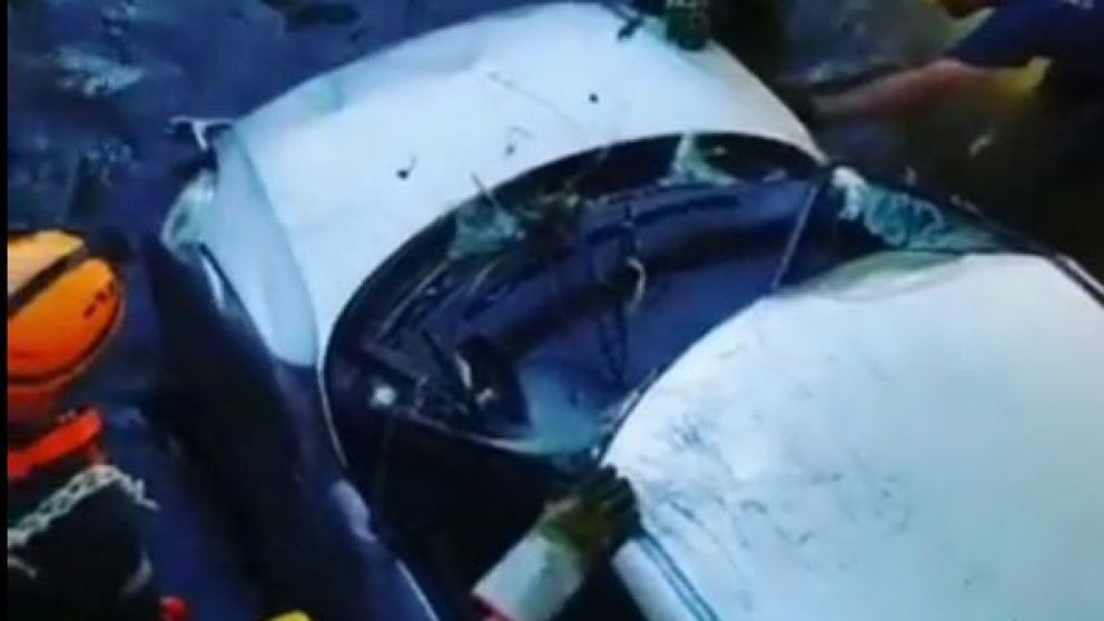 El momento en que sacan el auto de Fiorella (Captura).