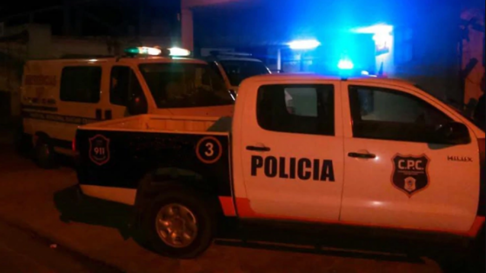 Patrullero estacionado en la casa de la víctima el día del femicidio.