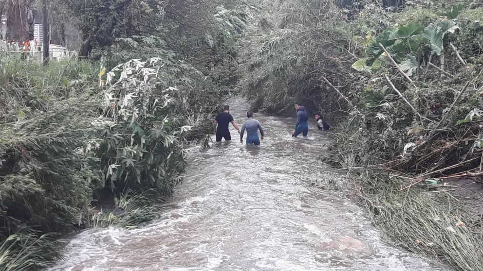 El auto fue arrastrado por la corriente varios metros.