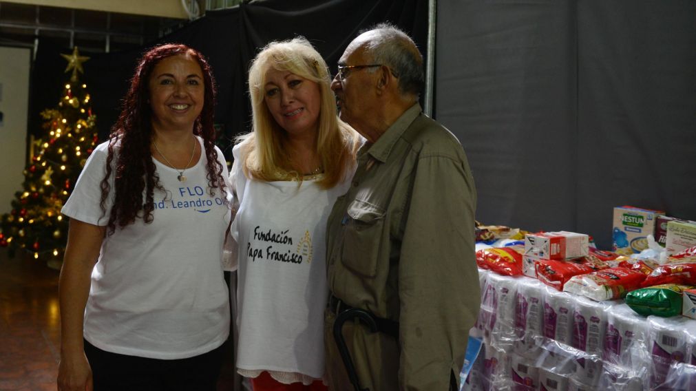 Sonia, presidenta de la Fundación Leandro Olmos, junto a Liliana, de la fundación Papa Francisco, y un hombre que se acercó a hacer su donación.