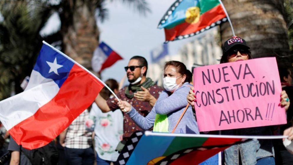 Chilenos exigen una nueva Constitución. (Reuters)