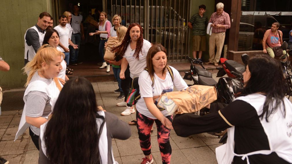 Decenas de almas solidarias colaboraron con los que más lo necesiten (Hernán Nercesián/Crónica).
