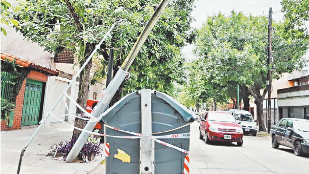 Así está el poste de alta tensión en Mataderos, a punto de desmoronarse.