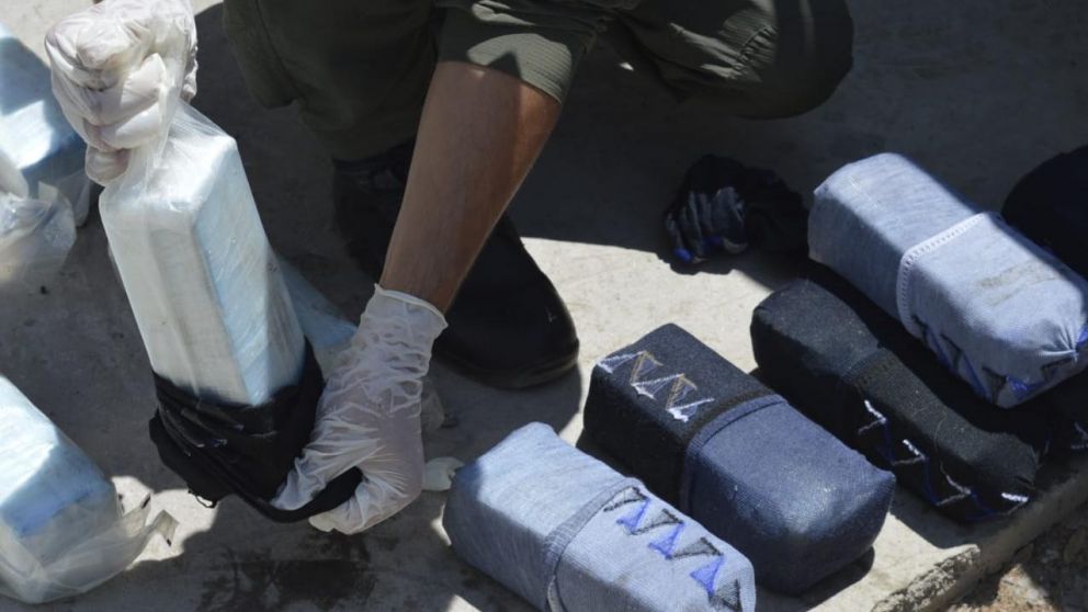 79 kilos de coca camuflados en tanques de combustible.