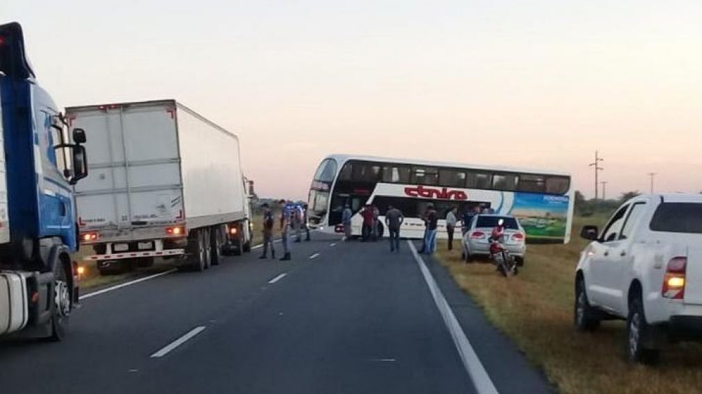 El chofer llevaba borracho a un grupo de jóvenes que volvían de una fiesta de egresados.