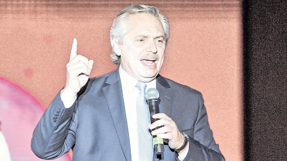 Alberto Fernández decretó que en caso de despido, la indemnización será el doble.