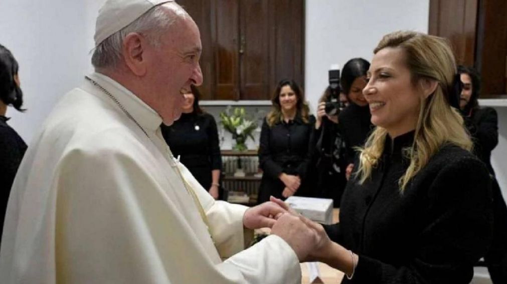 Francisco recibe el cáliz de la unidad de manos de Fabiola Yañez.