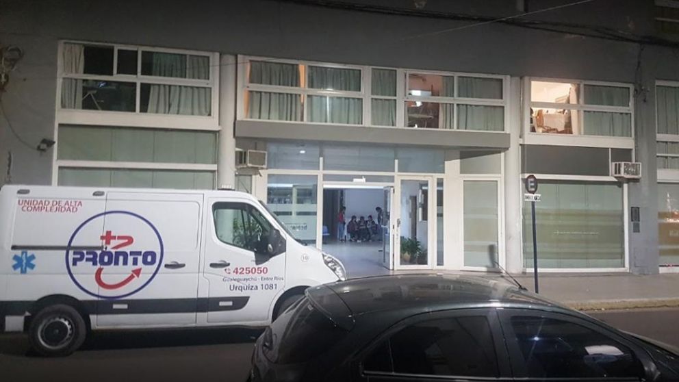 Recién nacido murió al caer al piso durante el parto