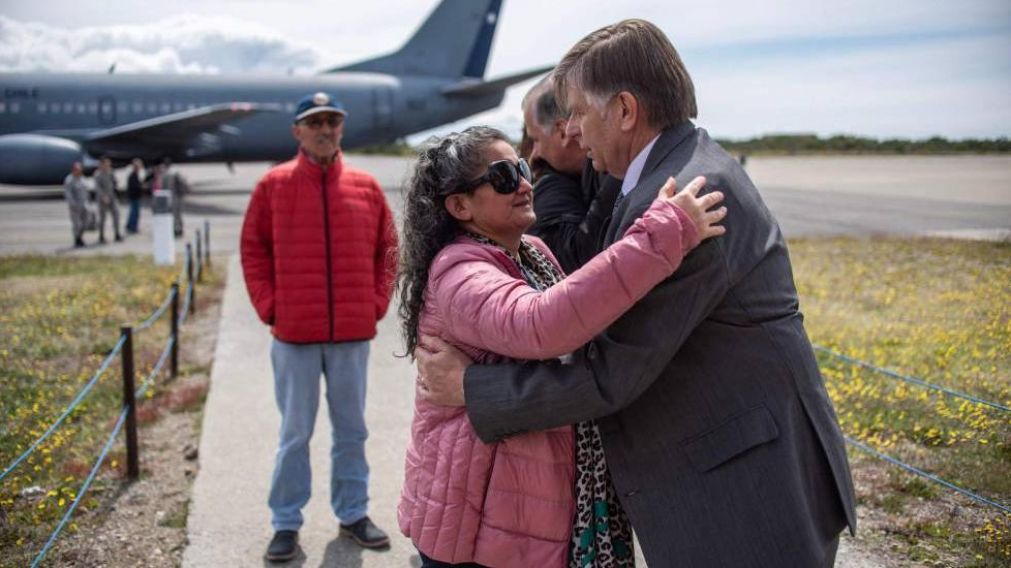 El momento en que los familiares de los tripulantes del avión desaparecido, llegan a la base militar en Punta Arenas, en Chile