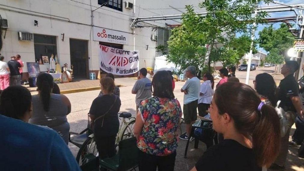 Así reclamaban los trabajadores movilizados por los numerosos despidos.