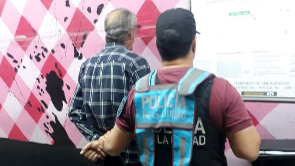 Se trata de un hombre de 73 años que le robó el teléfono a un pasajero.